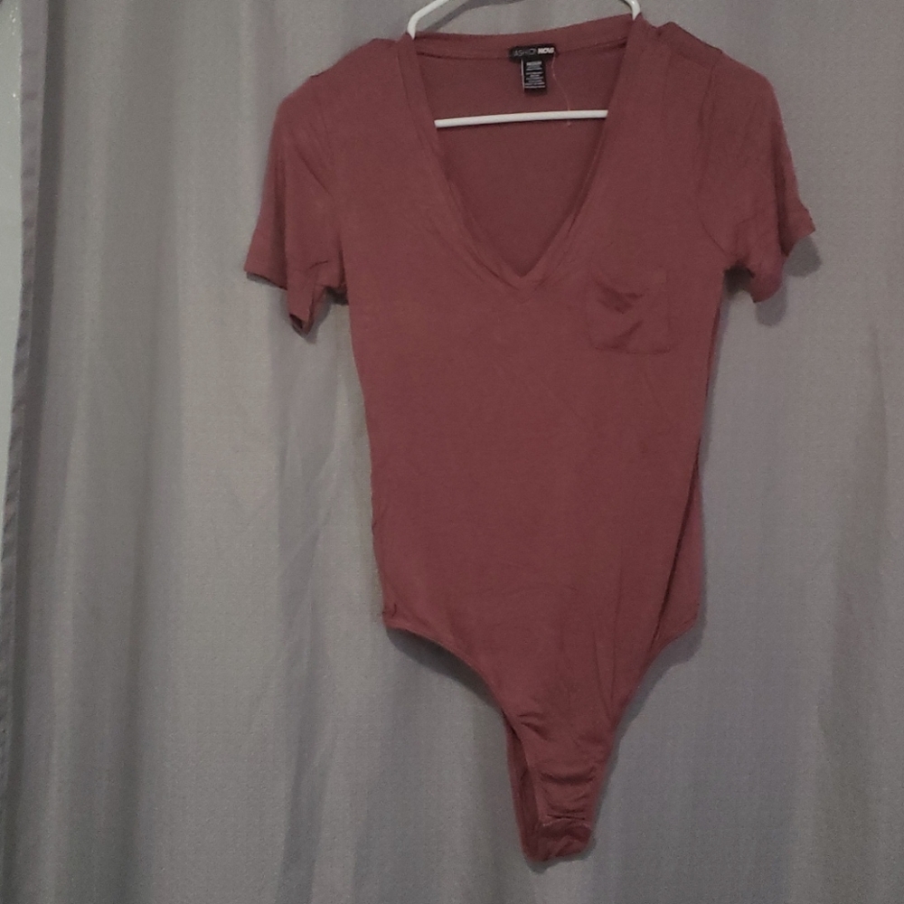 🍎 3/$20 Fashion Nova V neck bodysuit